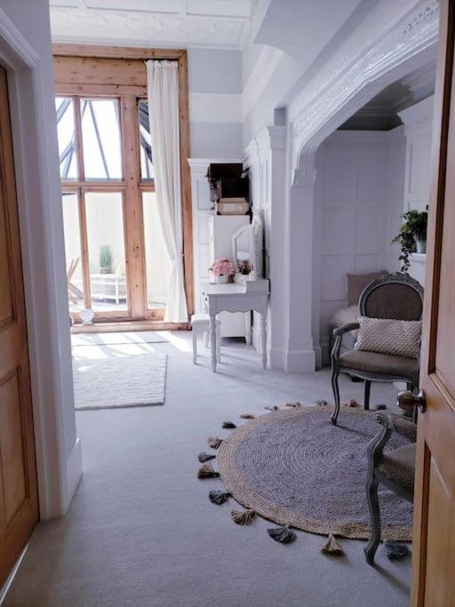 3 Bedroom 3 Bathroom Ground Floor Condo With Veranda Reigate Exterior foto